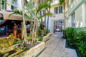 Ocean Drive Studio Historic Building minutes walk to the Beach.